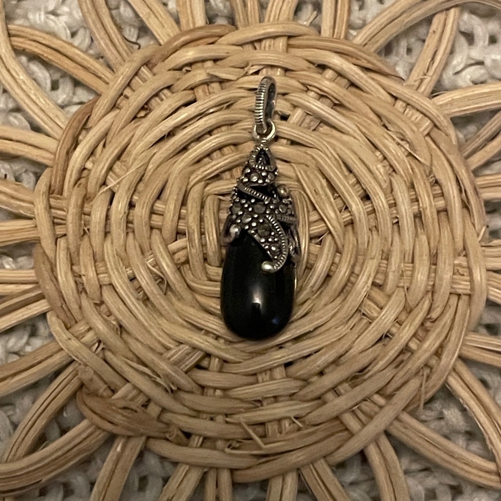 Elegant Black Pendant Necklace